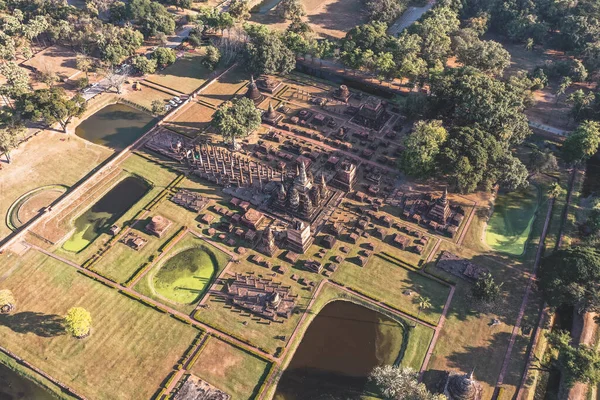 Sukhothai Tarih Parkı 'ndaki Wat Mahathat Buddha ve Tapınağı' nın havadan görünüşü