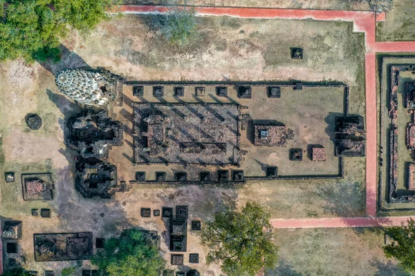 Légi kilátás Wat Phrapai Luang templom és romok Sukhothai történelmi park, Thaiföld — Stock Fotó