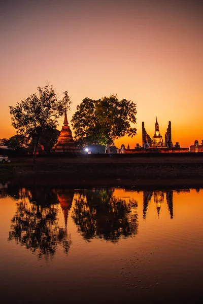 Puesta de sol en Wat Mahathat buddha y templo en Sukhothai Historical Park — Foto de Stock