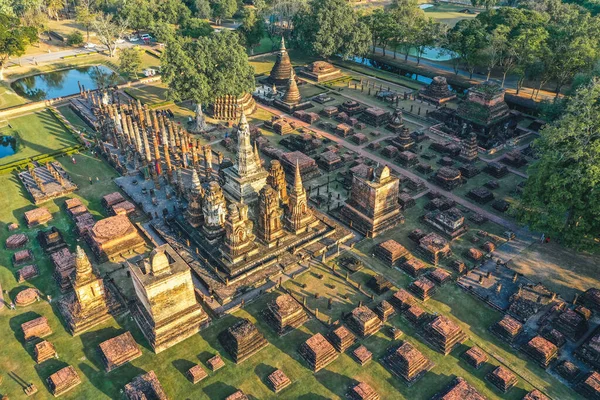 Sukhothai Tarih Parkı 'ndaki Wat Mahathat Buddha ve Tapınağı' nın havadan görünüşü