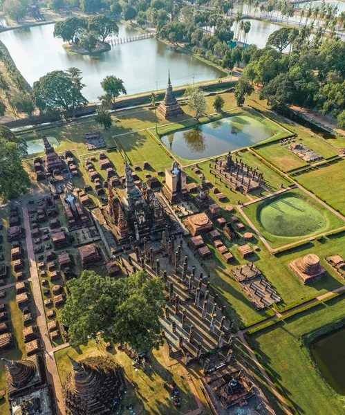 Sukhothai Tarih Parkı 'ndaki Wat Mahathat Buddha ve Tapınağı' nın havadan görünüşü