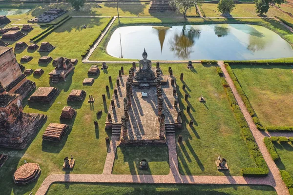 Aerial view of Wat Mahathat buddha and temple in Sukhothai Historical Park — Photo
