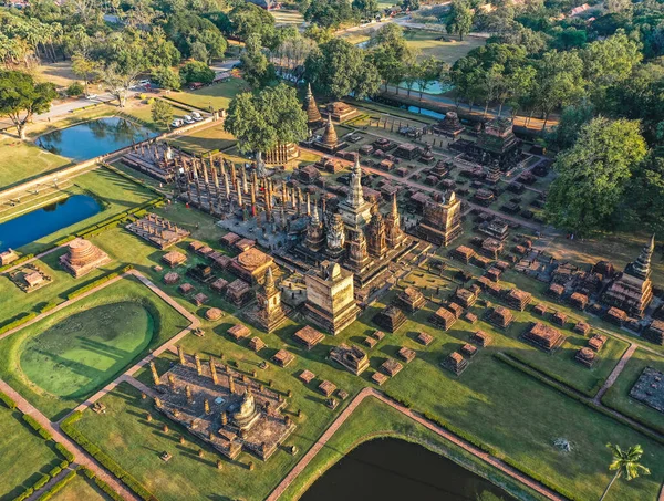 Sukhothai Tarih Parkı 'ndaki Wat Mahathat Buddha ve Tapınağı' nın havadan görünüşü