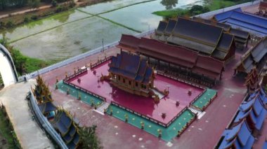 Tayland, Sukhothai 'deki Wat Phiphat Mongkhon mavi tapınağının hava manzarası.