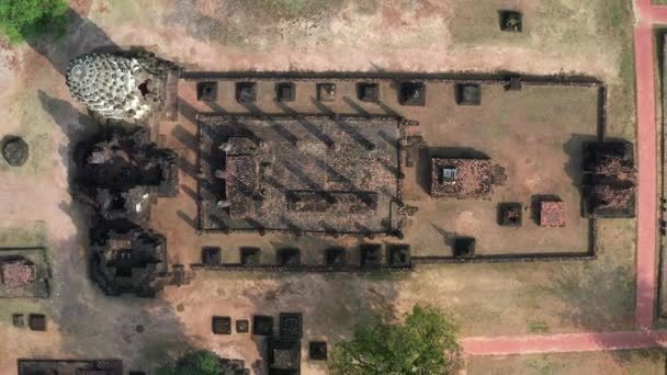 Vue aérienne du temple Wat Phrapai Luang et des ruines du parc historique de Sukhothai, Thaïlande — Video