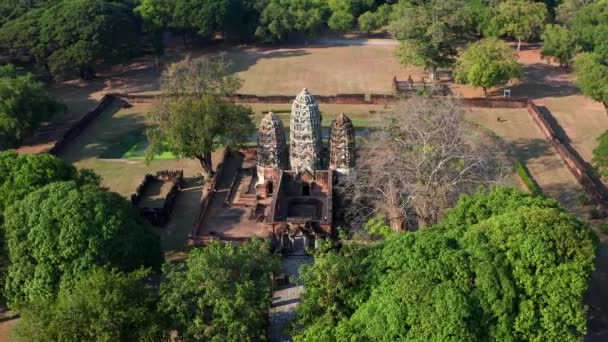 タイ、スコータイ歴史公園のワット・シ・サワイ寺院の空中写真 — ストック動画