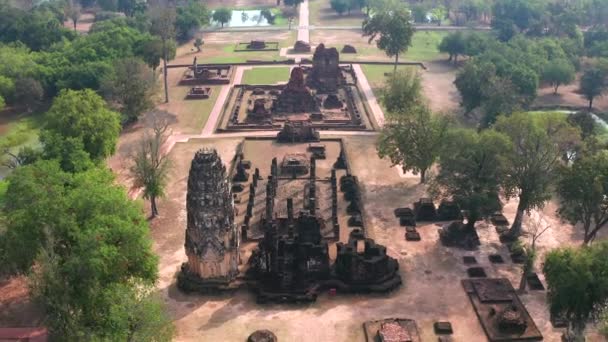 Vista aérea del templo de Wat Phrapai Luang y ruinas en el parque histórico de Sukhothai, Tailandia — Vídeos de Stock