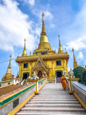 Wat Khiriwong tapınağı Nakhon Sawan, Tayland 'daki dağın tepesinde.