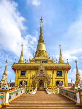Wat Khiriwong tapınağı Nakhon Sawan, Tayland 'daki dağın tepesinde.