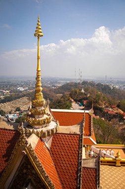 Wat Khiriwong tapınağı Nakhon Sawan, Tayland 'daki dağın tepesinde.