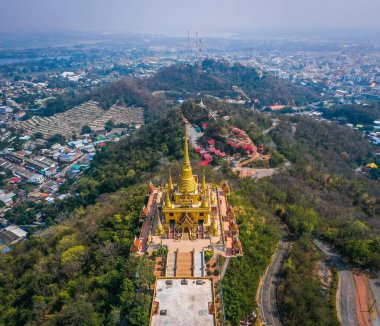 Nakhon Sawan, Tayland 'daki dağın tepesindeki Wat Khiriwong tapınağının havadan görüntüsü.