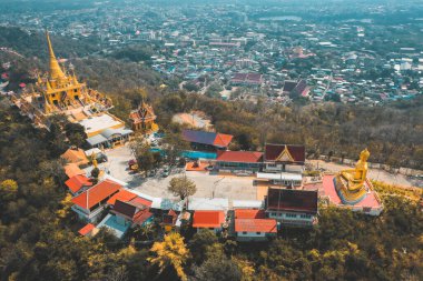 Nakhon Sawan, Tayland 'daki dağın tepesindeki Wat Khiriwong tapınağının havadan görüntüsü.