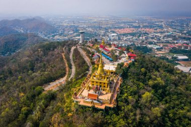 Nakhon Sawan, Tayland 'daki dağın tepesindeki Wat Khiriwong tapınağının havadan görüntüsü.