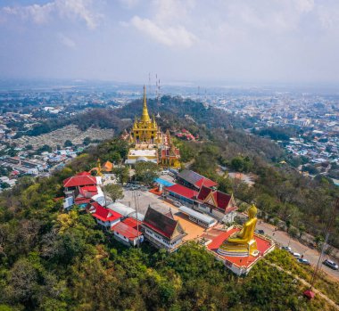 Nakhon Sawan, Tayland 'daki dağın tepesindeki Wat Khiriwong tapınağının havadan görüntüsü.