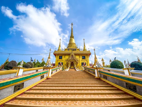タイ・ナコンサワンの山の上にあるワット・クリウォン寺院 — ストック写真