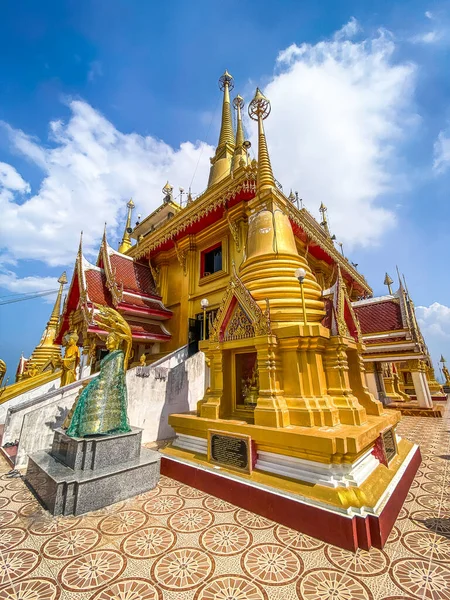 Храм Ват Хиривонг на вершине горы в Накхонсаване, Таиланд — стоковое фото