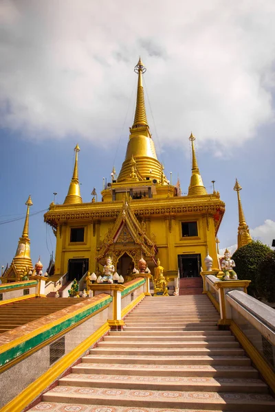 Wat Khiriwong temple on top of the mountain in Nakhon Sawan, Thailand — Stockfoto