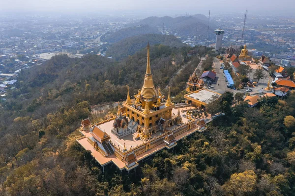 Nakhon Sawan, Tayland 'daki dağın tepesindeki Wat Khiriwong tapınağının havadan görüntüsü.