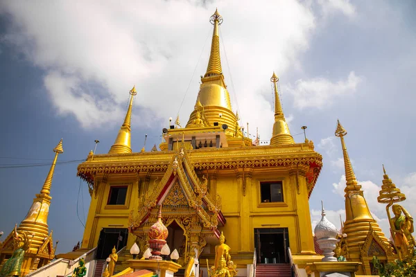 Wat Khiriwong tempel på toppen av berget i Nakhon Sawan, Thailand — Stockfoto