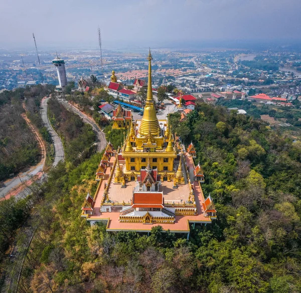 Nakhon Sawan, Tayland 'daki dağın tepesindeki Wat Khiriwong tapınağının havadan görüntüsü.