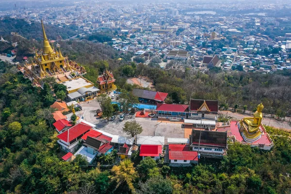 Nakhon Sawan, Tayland 'daki dağın tepesindeki Wat Khiriwong tapınağının havadan görüntüsü.