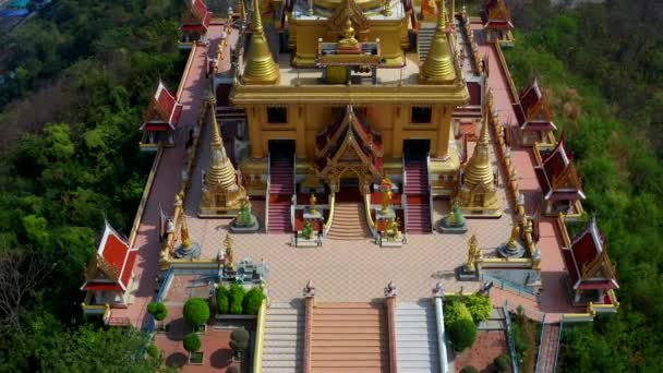 Widok z lotu ptaka świątyni Wat Khiriwong na szczycie góry w Nakhon Sawan, Tajlandia — Wideo stockowe