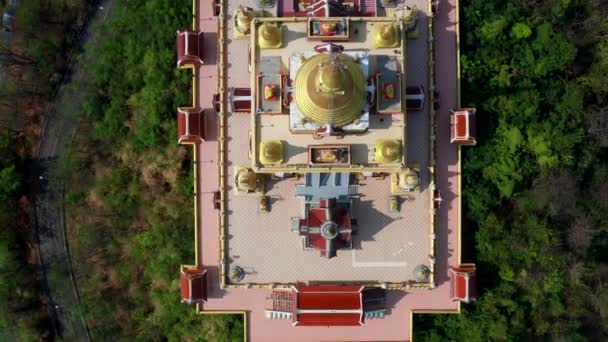 Αεροφωτογραφία του ναού Wat Khiriwong στην κορυφή του βουνού στο Nakhon Sawan, Ταϊλάνδη — Αρχείο Βίντεο