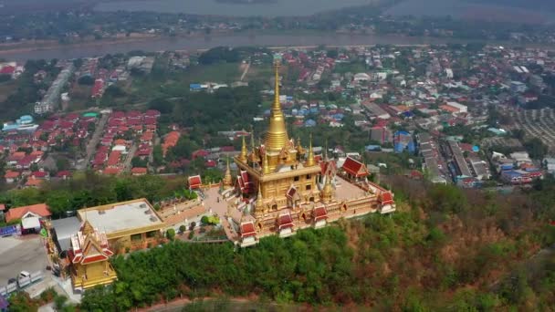 Widok z lotu ptaka świątyni Wat Khiriwong na szczycie góry w Nakhon Sawan, Tajlandia — Wideo stockowe
