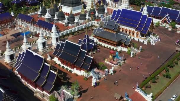 Вид с воздуха на храм Ват Бан Ден или комплекс Ват Банден в районе Мэй Тхэн, Чиангмай, Таиланд — стоковое видео