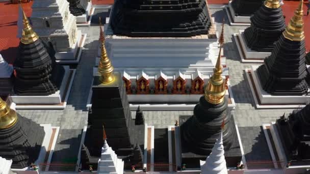 Widok z lotu ptaka na Wat Ban Den lub kompleks świątyń Wat Banden w dzielnicy Mae Taeng, Chiang Mai, Tajlandia — Wideo stockowe