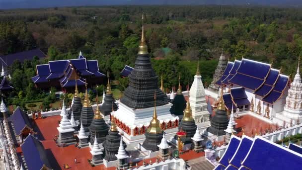 Luchtfoto van Wat Ban Den of Wat Banden complexe tempel in Mae Taeng District, Chiang Mai, Thailand — Stockvideo