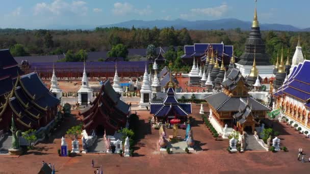 Veduta aerea del tempio complesso Wat Ban Den o Wat Banden nel distretto di Mae Taeng, Chiang Mai, Thailandia — Video Stock