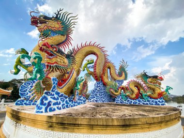 Suan Sawan 'daki Altın Dans Eden Ejder ya da Tayland Nakhon Sawan' daki Cennet Parkı