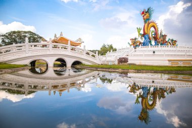 Suan Sawan 'daki Altın Dans Eden Ejder ya da Tayland Nakhon Sawan' daki Cennet Parkı