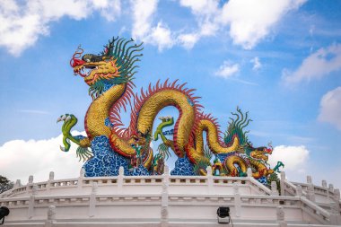 Suan Sawan 'daki Altın Dans Eden Ejder ya da Tayland Nakhon Sawan' daki Cennet Parkı