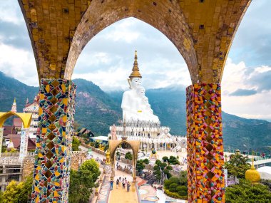 Wat Phrathat Pha Sorn Kaew, Tayland Phetchabun 'daki Beyaz Buda Tapınağı