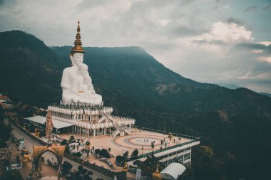Wat Phrathat Pha Sorn Kaew 'in hava manzarası, Tayland Phetchabun' daki beyaz Buda tapınağı.