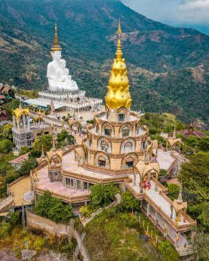 Wat Phrathat Pha Sorn Kaew 'in hava manzarası, Tayland Phetchabun' daki beyaz Buda tapınağı.