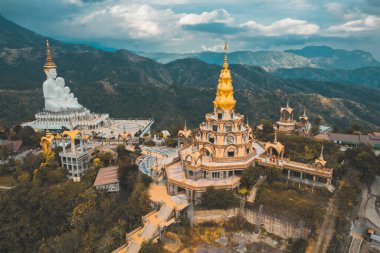 Wat Phrathat Pha Sorn Kaew 'in hava manzarası, Tayland Phetchabun' daki beyaz Buda tapınağı.
