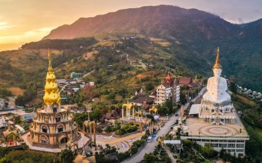 Wat Phrathat Pha Sorn Kaew 'in hava manzarası, Tayland Phetchabun' daki beyaz Buda tapınağı.