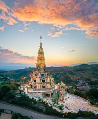 Wat Phrathat Pha Sorn Kaew 'in hava manzarası, Tayland Phetchabun' daki beyaz Buda tapınağı.