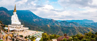 Wat Phrathat Pha Sorn Kaew 'in hava manzarası, Tayland Phetchabun' daki beyaz Buda tapınağı.