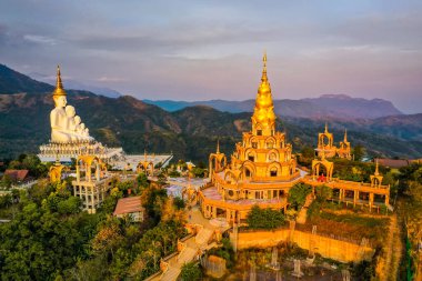 Wat Phrathat Pha Sorn Kaew 'in hava manzarası, Tayland Phetchabun' daki beyaz Buda tapınağı.