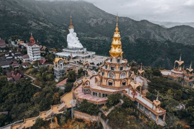 Wat Phrathat Pha Sorn Kaew 'in hava manzarası, Tayland Phetchabun' daki beyaz Buda tapınağı.