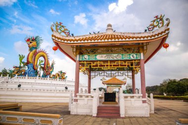 Suan Sawan 'daki Altın Dans Eden Ejder ya da Tayland Nakhon Sawan' daki Cennet Parkı