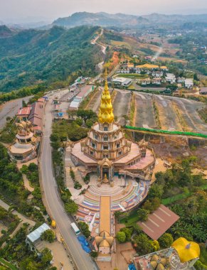 Wat Phrathat Pha Sorn Kaew 'in hava manzarası, Tayland Phetchabun' daki beyaz Buda tapınağı.
