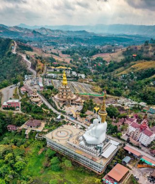 Wat Phrathat Pha Sorn Kaew 'in hava manzarası, Tayland Phetchabun' daki beyaz Buda tapınağı.