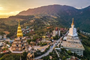 Wat Phrathat Pha Sorn Kaew 'in hava manzarası, Tayland Phetchabun' daki beyaz Buda tapınağı.