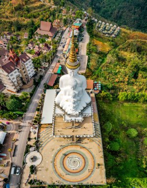 Wat Phrathat Pha Sorn Kaew 'in hava manzarası, Tayland Phetchabun' daki beyaz Buda tapınağı.