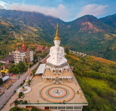 Wat Phrathat Pha Sorn Kaew 'in hava manzarası, Tayland Phetchabun' daki beyaz Buda tapınağı.